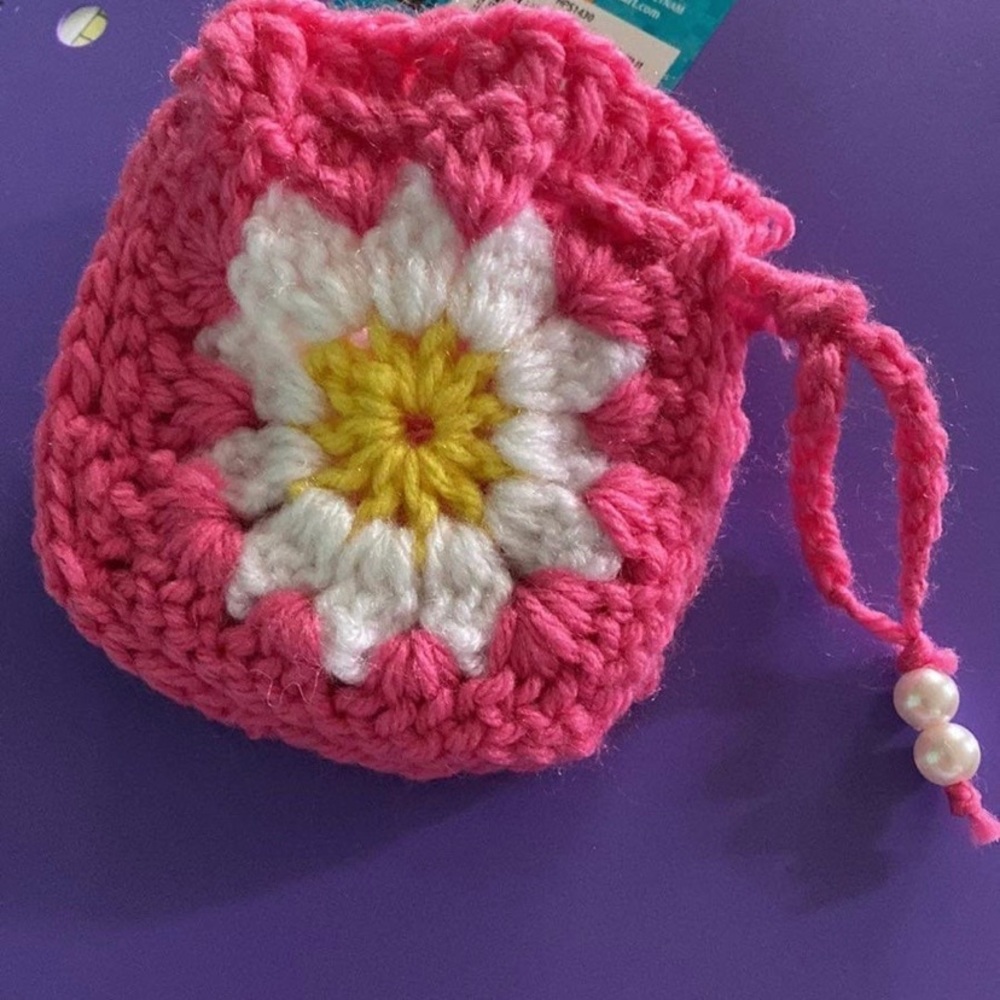 Beautiful airpod pouch !!
100% acrylic yarn made by ME